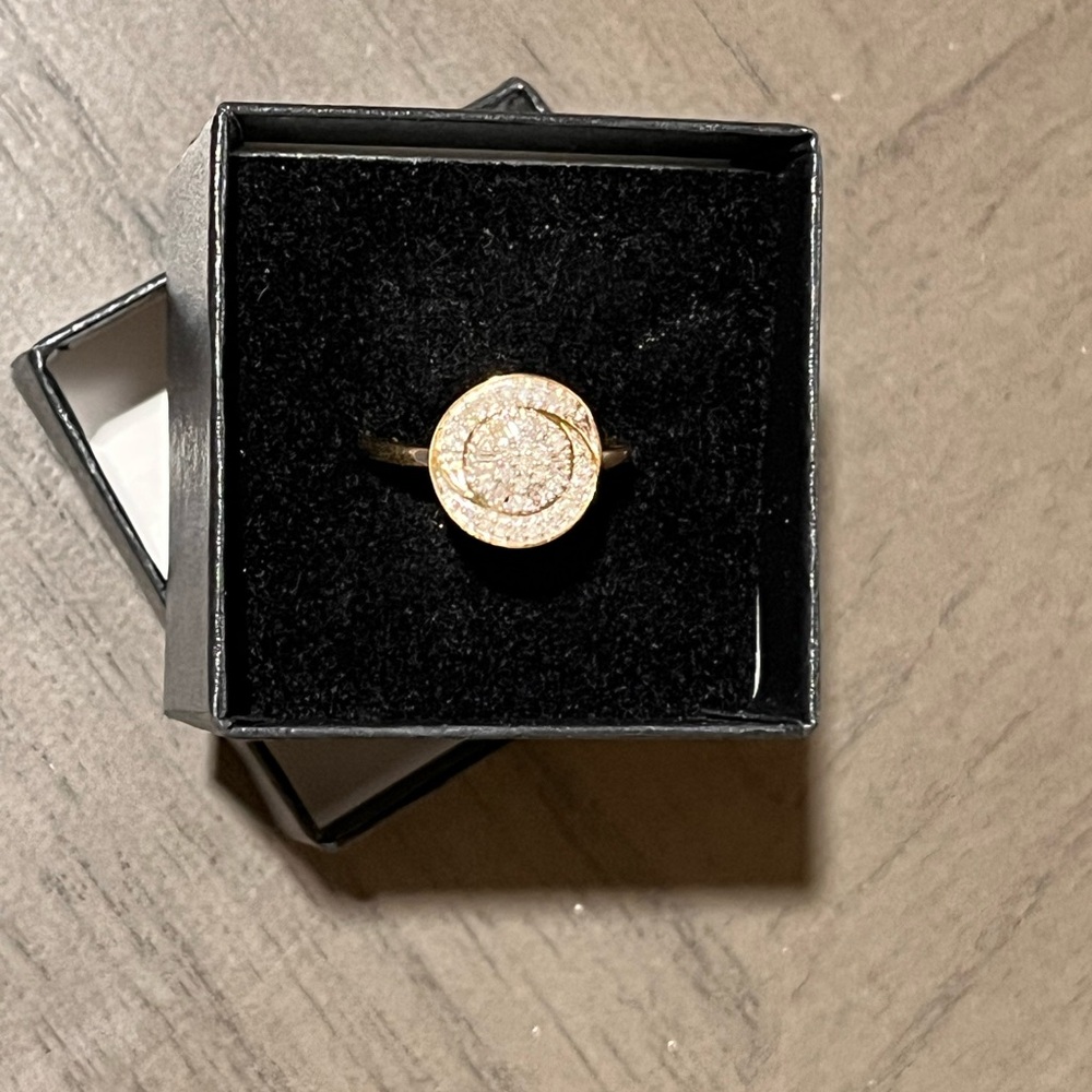 Radiant Gold Ring with Dazzling Centerpiece